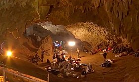 Sauveteurs et équipements dans la grotte de Tham Luang.