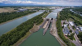 De sluis bij Ottmarsheim op het Grand Canal d'Alsace en rechtsboven de Rijn