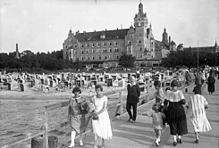 Vänster: Kolberg 1930, med bad och kurortshotell. Höger: Kolberg 1945, en stad som trots den patriotiska filmen varken kunde rädda Nazityskland eller sig själv.