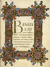 Une page calligraphiée dans un cadre richement décoré de couleur or avec des motifs floraux