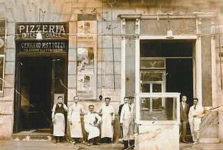 <span class="mw-page-title-main">Pizzeria</span> Restaurant that sells pizza