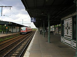 Links Regionalbahnsteig, rechts S-Bahnsteige