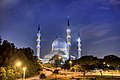 Masjid biru pada waktu malam.