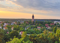 Strängnäs med dess domkyrka och Mälaren i bakgrunden.