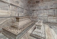 The actual tombs of Mumtaz Mahal and Shah Jahan in the lower level.