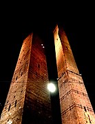 Torri di Bologna di notte.jpg