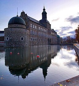 Vadstena slott med vallgrav från norr