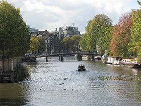 Vue du Zwanenburgwal en direction de l'Amstel.