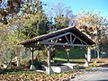 Un ancien lavoir au bord du lac.