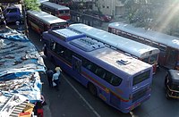 Den forreste bussen i Mumbai, India har gassflasker dels skjult i en forhøyning.