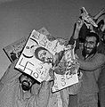 محتجون يمزقون صورة فرح ديبا خلال الثورة 1979.