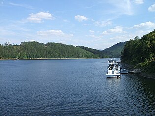 Blick über den See von der Staumauer aus