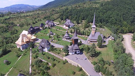 Ansamblul Mănăstirii Bârsana (1), până nu demult cea mai înaltă biserică de lemn din lume (Foto din dronă)