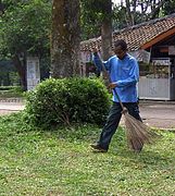 Petugas kebersihan sedang menyapu di Ragunan, Jakarta, Indonesia