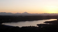 西武園ゆうえんち内アトラクションから撮影した村山貯水池（村山下貯水池）全景。冬季の10月下旬から3月頃までの天候の良い日には富士山を眺めることができる