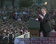 Le Premier ministre britannique Tony Blair s'est rendu sur place quelques jours après l'attentat. Cette photo le montre lors d'un discours à Armagh le 3 septembre 1998.