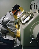 Metal glovebox for handling dangerous substances in vacuum, with extra protection against explosions or implosions