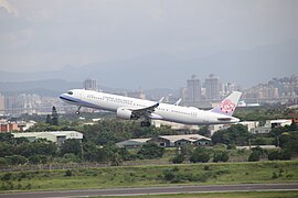 華航的空中巴士A321neo於桃機南跑起飛（B-18108）