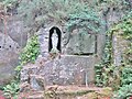 Locuon ː la "grotte de Lourdes" et les traces de la découpe abandonnée d'un bloc sur la paroi rocheuse.