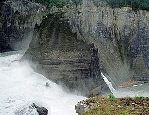 Le rocher central « Mason's Rock » vu depuis la rive droite.