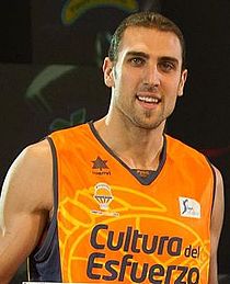 Aguilar con a camiseta d'o Valencia Basket