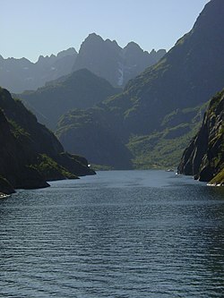 Trollfjorden med Trollfjordtinden i baggrunden