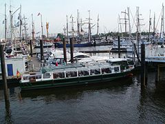 Barkasse für Hafenrundfahrten im Hamburger Hafen.