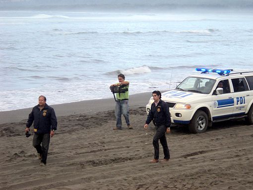 Personnel of the Investigations Police of Chile went to evacuate people near the Pichilemu beach, on Friday afternoon. Image: Diego Grez.