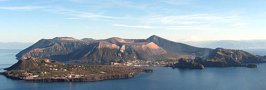 Vue de Vulcano depuis Lipari avec Vulcanello au premier plan et le cratère du Vulcano au second plan.