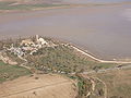 Foto aèria del llac de Làrnaca amb Hala Sultan Tekke