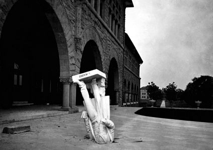 1906 San Francisco depremi'nde yere düşmüş Louis Agassiz'in heykeli (Stanford Üniversitesi Zooloji Bölümü, Kaliforniya, Nisan 1906)