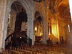 La chaire et la chapelle latérale dédiée à la Vierge.