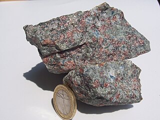 <span class="mw-page-title-main">Omphacite</span> Member of the clinopyroxene group of silicate minerals