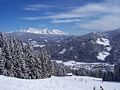 Flachau med fjellrekka Dachsteinmassiv i bakgrunnen.