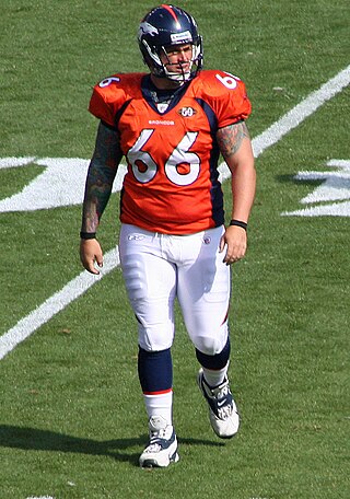 <span class="mw-page-title-main">Lonie Paxton</span> American football player (born 1978)