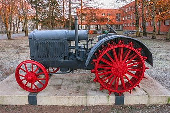 Gammal traktor i Voka centrum till minne av den gamla maskin- och traktorstationen.