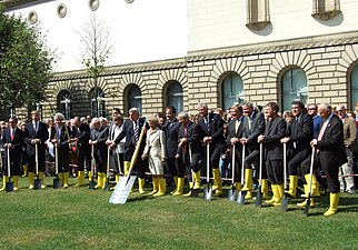 Första spadtaget för tillbyggnaden av Städel Museum i Frankfurt am Main 2009.