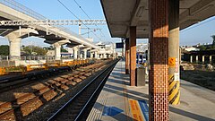 ホーム（奥に捷運駅が見える）