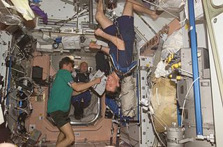 <span class="mw-page-title-main">Weightlessness</span> Zero apparent weight, microgravity