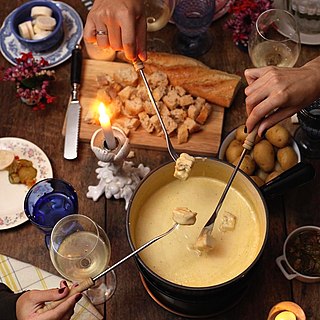 <span class="mw-page-title-main">Fondue</span> Swiss melted cheese dish