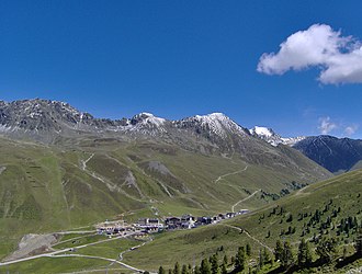 Blick auf Kühtai, die Passstraße verläuft von links unten (aus dem Ötztal kommend) durch den Wintersportort.