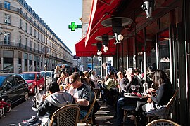 Terrasse animée du Bar Brasserie Coup d'état, Paris, France