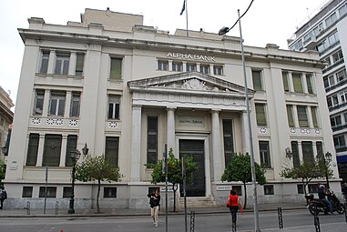 Το κεντρικό κτίριο της τράπεζας Alpha Bank, έργο του Μιχαήλ Λυκούδη (1929) στην οδό Μητροπόλεως.