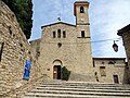 Église Saint-Jean-Baptiste. L'ancien château se trouvait à gauche, au sommet de la colline.