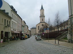 Gata med kyrka och rådhuset i bakgrunden