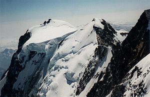 Signalkuppe kaj Zumstein-Pinto (mezo) viditaj de Nordend