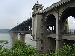 Ponte de Wuhan, la primer ponte que crució'l Yangtze, completáu en 1957.