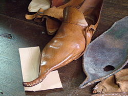 A poulaine for sale in Archeon, Netherlands, in 2008 2008-08 archeon schnabelschuh.JPG