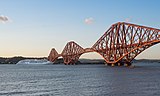 Kreuzfahrtschiff MS Europa 2 an der Forth Bridge