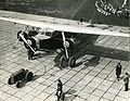 Een pas op Schiphol aangekomen passagiersvliegtuig van de KLM, "De Duif", wordt weggesleept op 11 oktober 1933